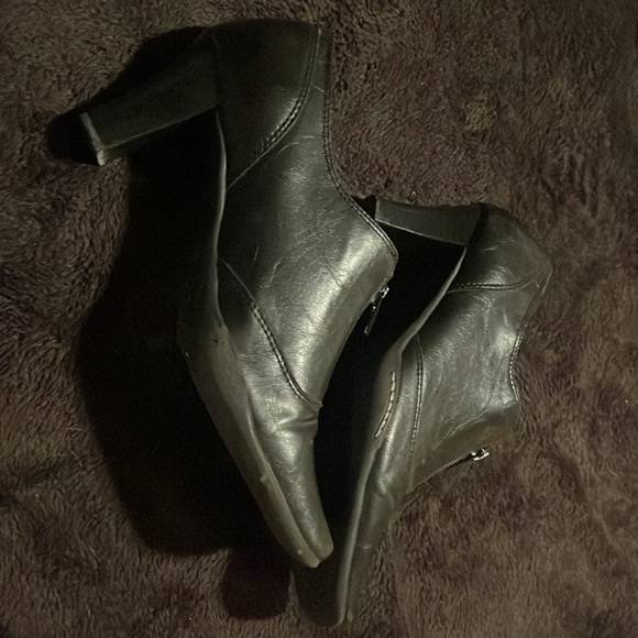 Aerosoles black ankle heeled boot. - Picture 7 of 9